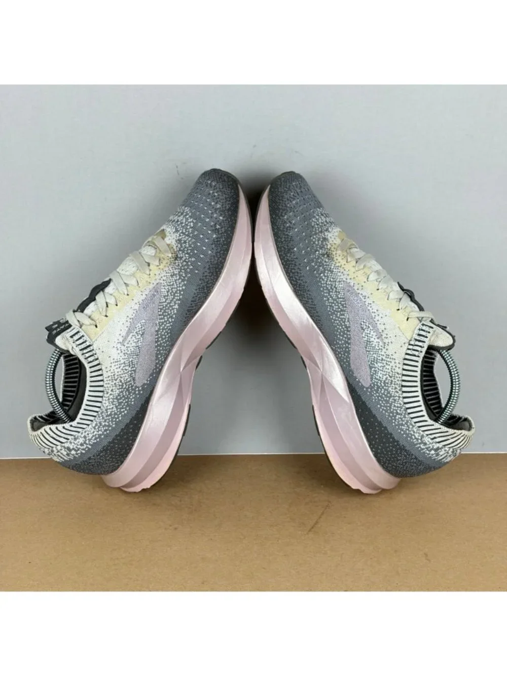 Brooks Levitate 2 Athletic Running Shoes Womens 8 Gray Lilac Breathable Low Top - Picture 5 of 10